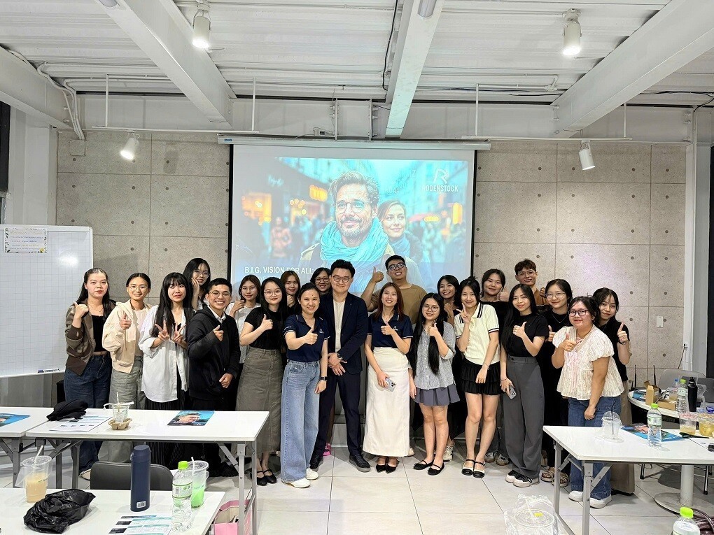 Đội ngũ Kính Hải Triều tham dự buổi đào tạo của Rodenstock