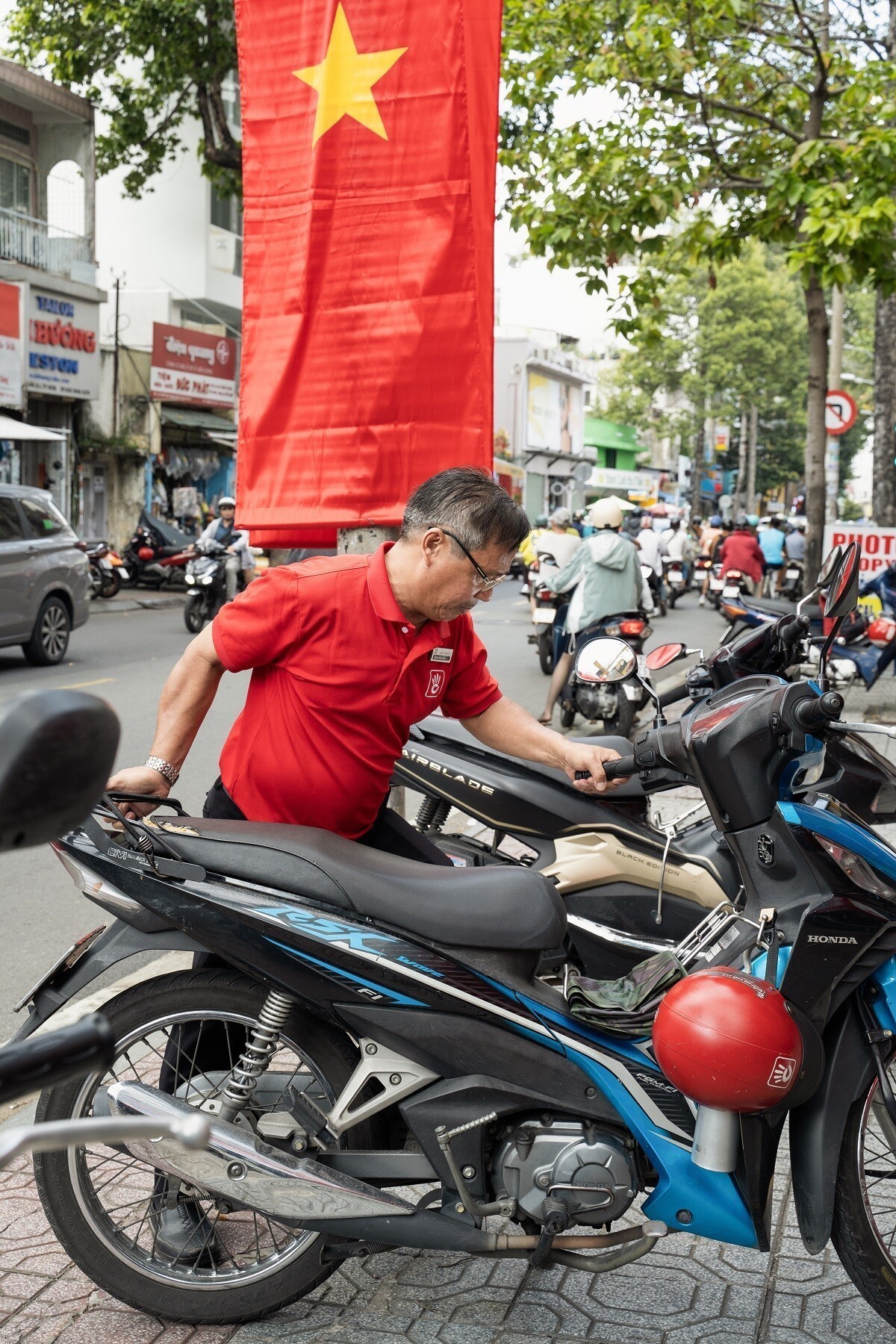 Nụ cười rạng rỡ khi vừa gặp bạn, và thái độ ân cần giúp đỡ khi khách hàng sắp rời đi