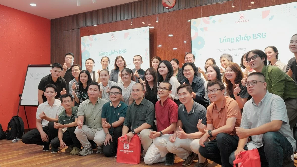 Đồng Hồ Hải Triều chụp hình cùng các chuyên gia của EarthWise và SME Mentoring 1 on 1 and Networking Program