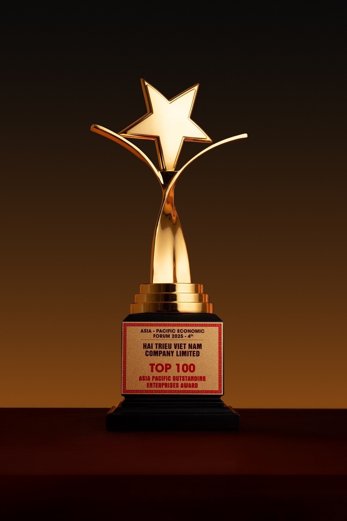 Cúp lưu niệm "Top 100 Thương hiệu tiêu biểu Châu Á - Thái Bình Dương"
