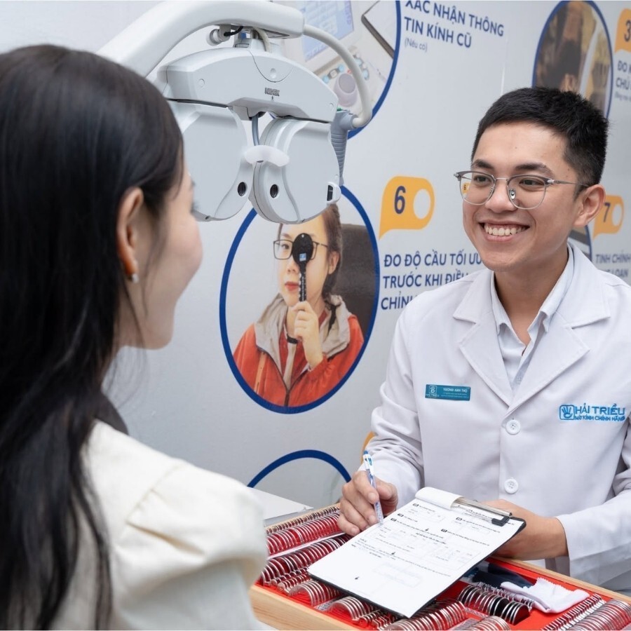 Kỹ thuật viên Hải Triều luôn giữ nụ cười trên môi với khách hàng