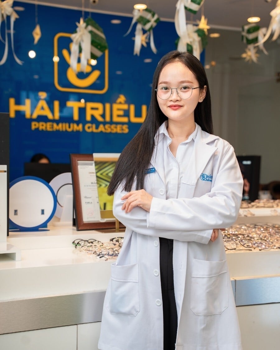 Kỹ thuật viên khúc xạ nhãn khoa tại Kính Hải Triều