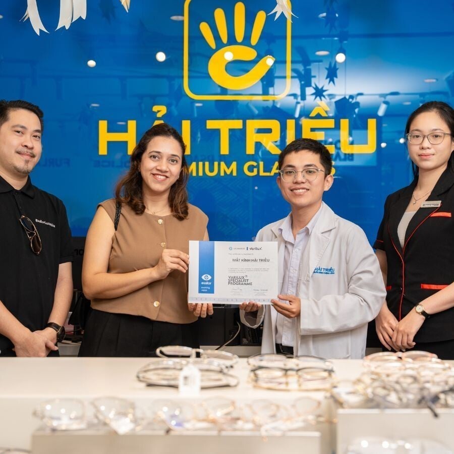 Thương hiệu Essilor trao tặng chứng nhận cho Kính Hải Triều