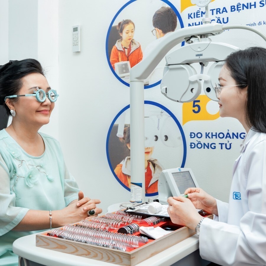 Kỹ thuật viên luôn trò chuyện để hiểu rõ hơn về khách hàng