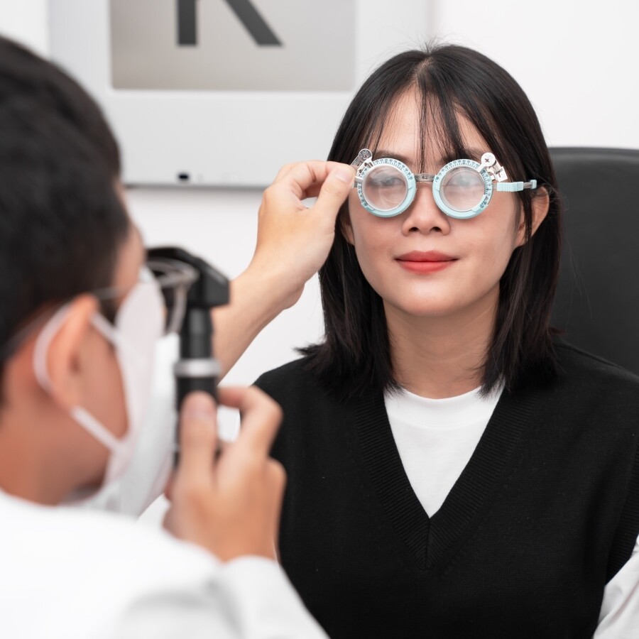 Kỹ thuật viên kiểm tra cân bằng hai mắt của khách hàng