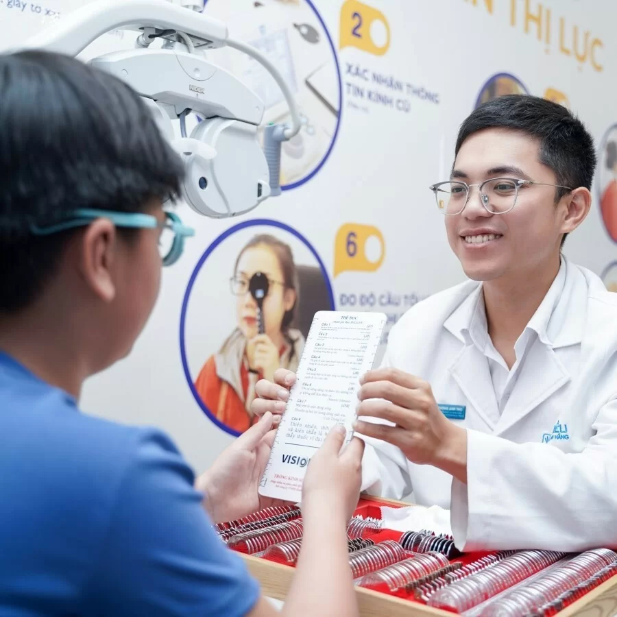 Kỹ thuật viên Hải Triều luôn tươi cười với khách hàng