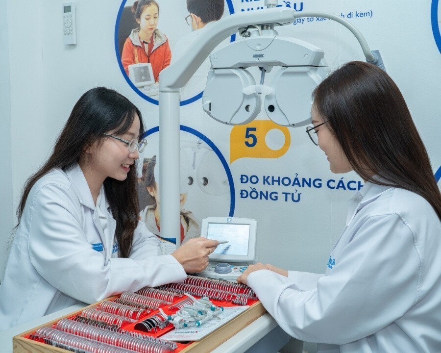Kỹ thuật viên Kính Hải Triều luôn được đào tạo bài bản quy trình đo mắt