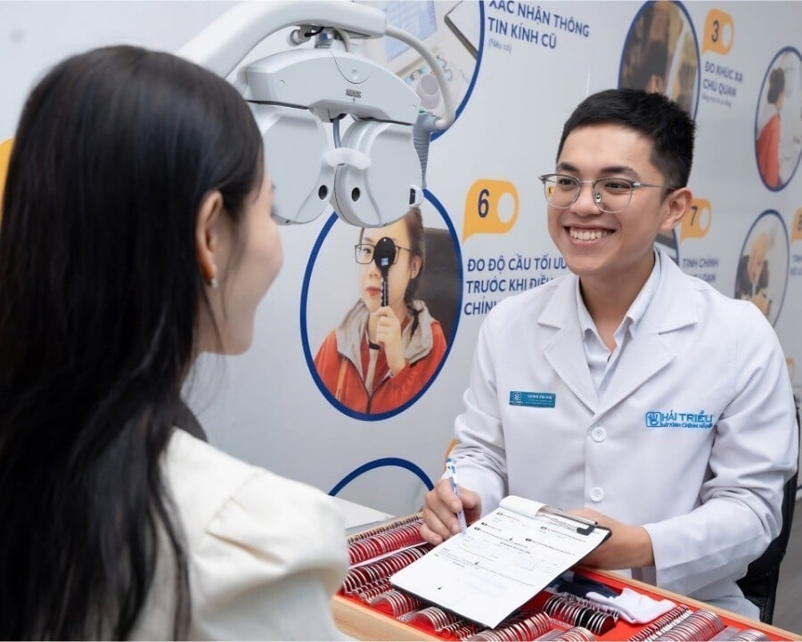 Kỹ thuật viên luôn giữ nụ cười trên môi với khách hàng