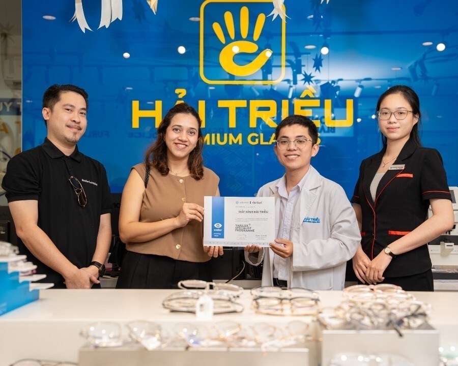 Thương hiệu Essilor trao tặng chứng nhận cho Kính Hải Triều