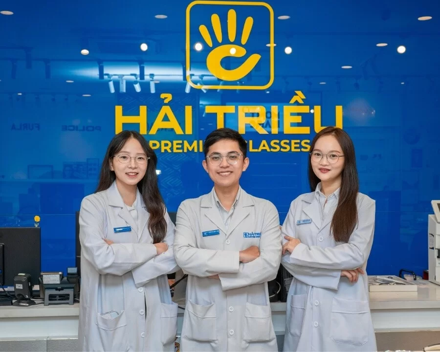 Kỹ thuật viên khúc xạ nhãn khoa tại Kính Hải Triều