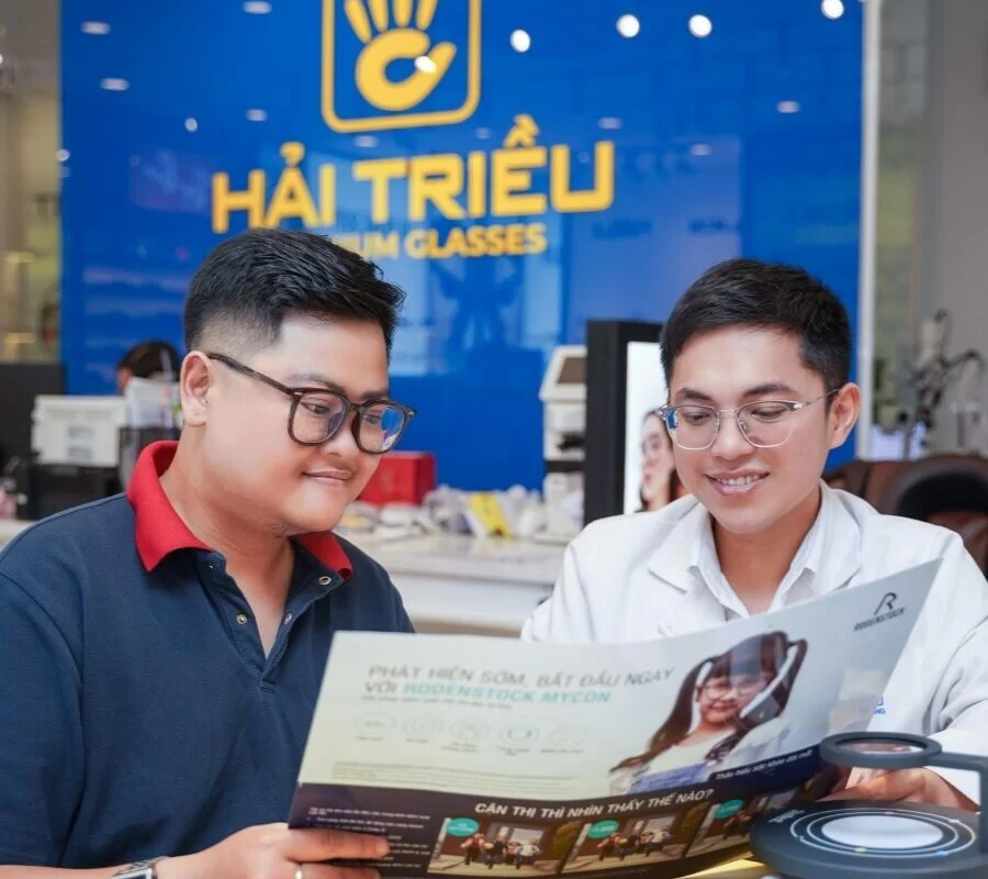 Hình 4. Kỹ thuật viên khúc xạ luôn đặt sự an tâm của khách hàng lên trước.