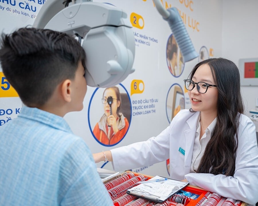 Hình 4. Kỹ thuật viên luôn chịu trách nhiệm chính cho một ca đo mắt