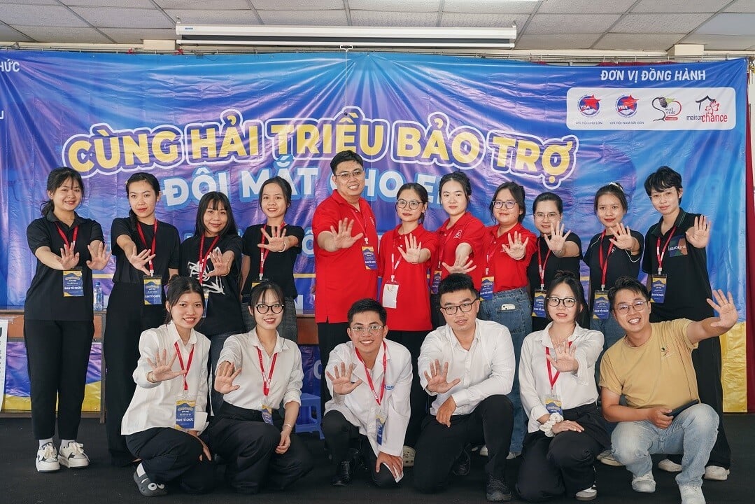 Dự án “Cùng Kính Hải Triều bảo trợ 5000 đôi mắt cho em”