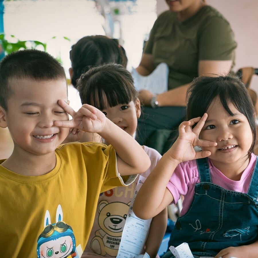 Kính Hải Triều đã thăm khám cho hơn 300 đôi mắt cùng thầy cô tại Làng May Mắn