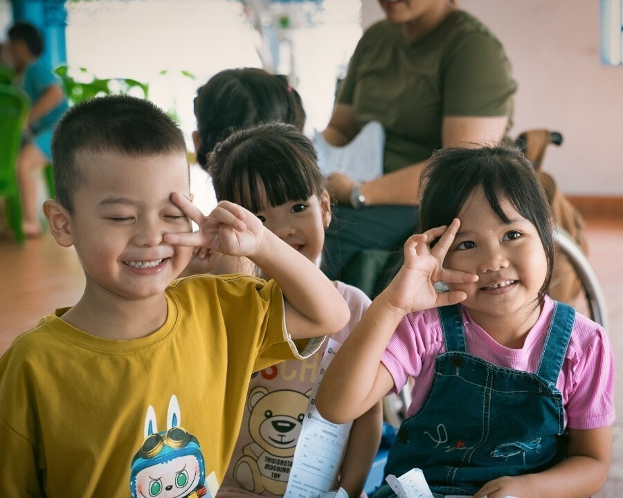 Kính Hải Triều đã thăm khám cho hơn 300 đôi mắt cùng thầy cô tại Làng May Mắn