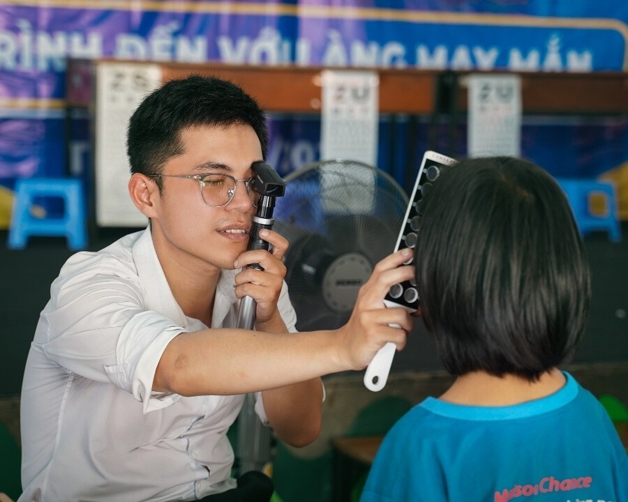 Kỹ thuật viên Hải Triều đo mắt cho bé tại Làng Thiếu Niên Thủ Đức