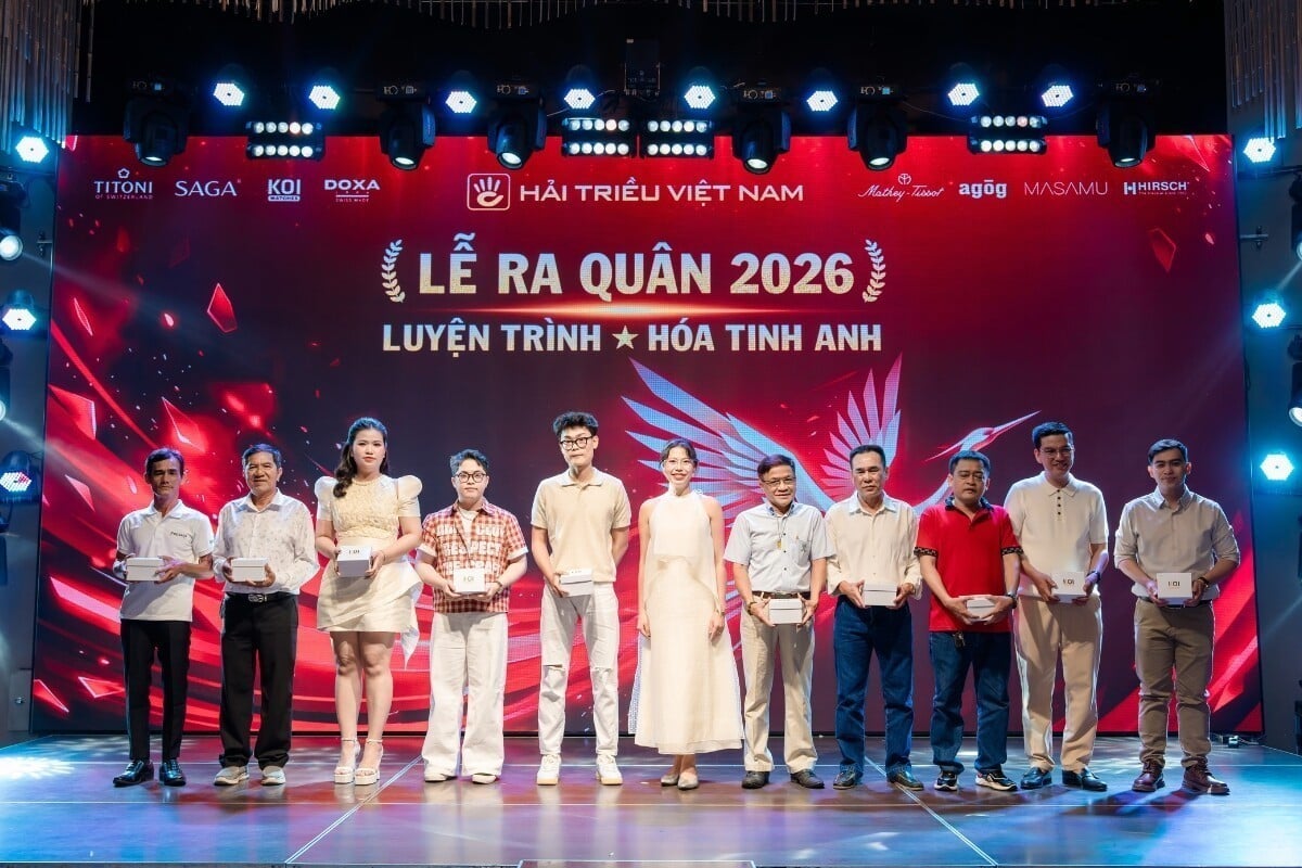 Nhân sự gắn bó đang nhận quà tặng đồng hồ