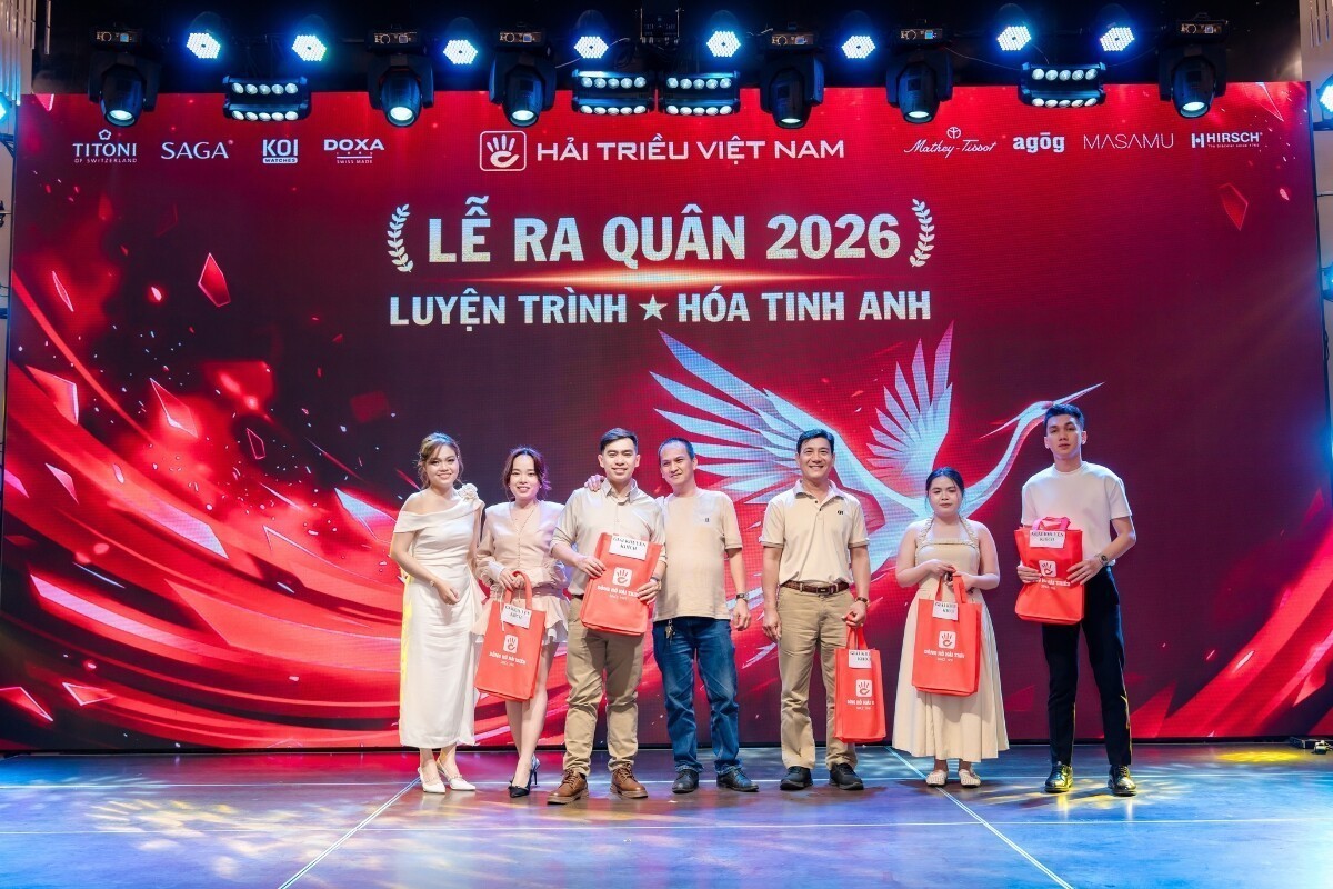 Đại diện các team thắng giải nhận quà từ công ty