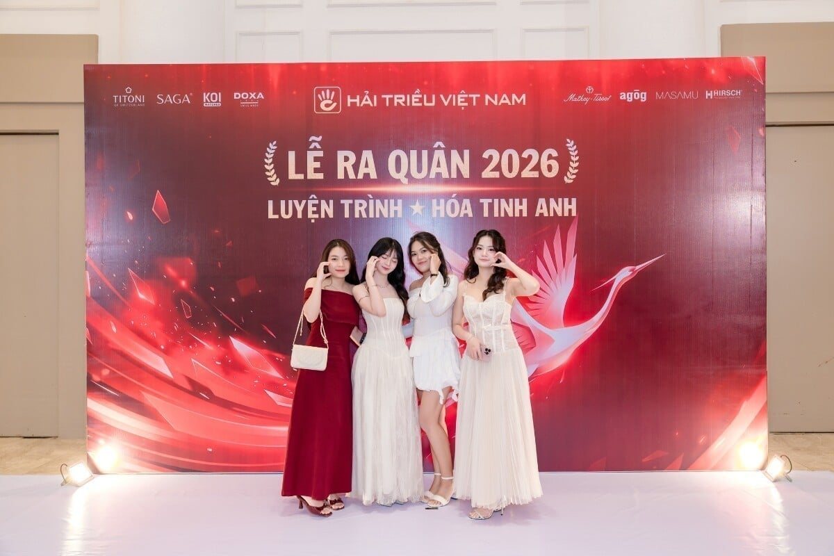 Nhân viên cửa hàng đang chụp hình check in Lễ Ra Quân 2026