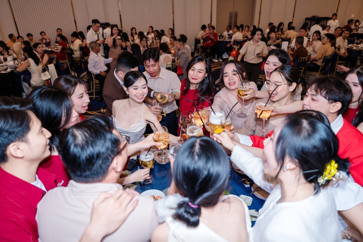 Các nhân sự đang ăn uống, vui chơi cùng nhau