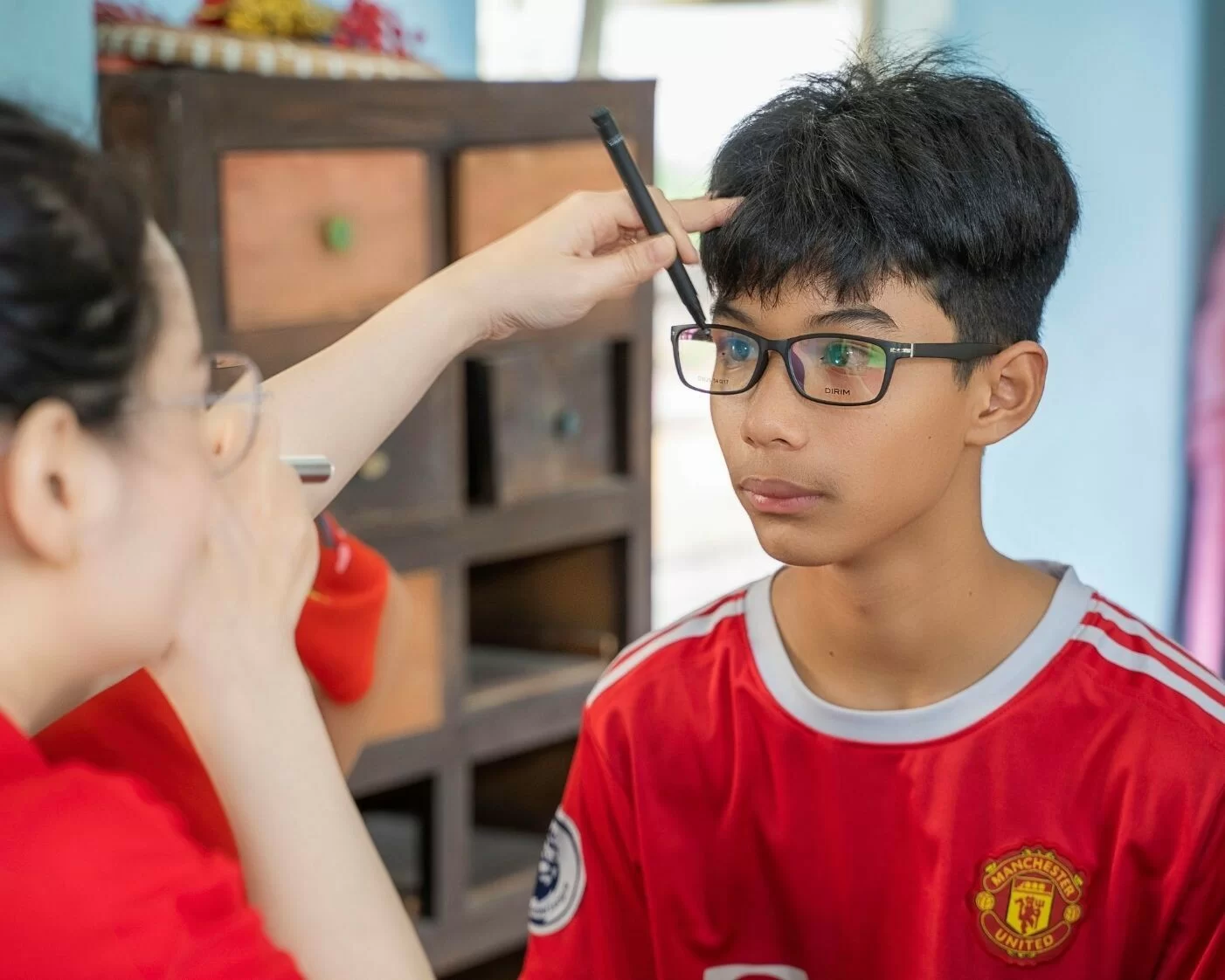 Kỹ thuật viên đang tiến hành lấy tâm kính