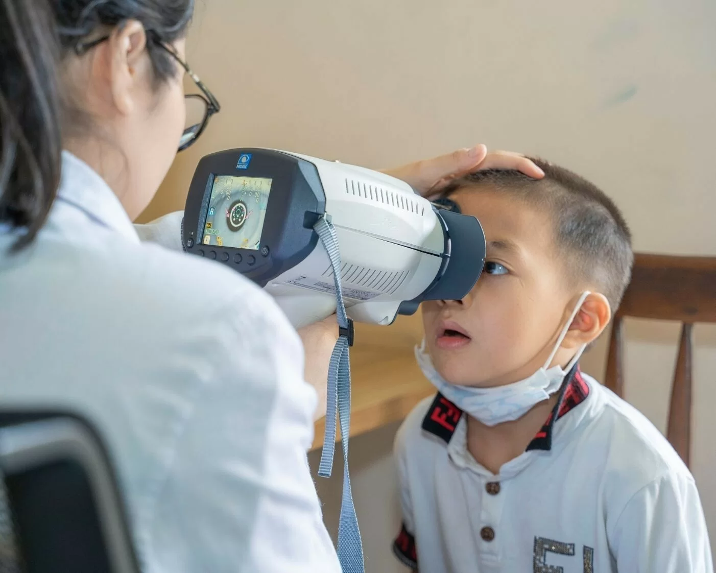 Kỹ thuật viên đang đo mắt cho các bé tại Làng Thiếu Niên Thủ Đức