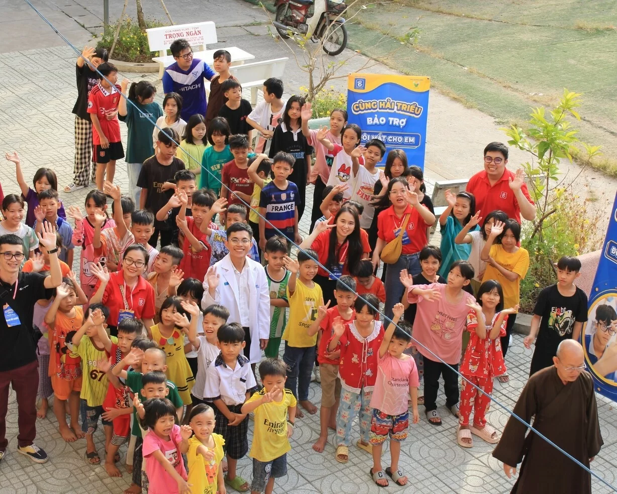 Đội ngũ tình nguyện viên trong chương trình “Cùng Hải Triều bảo trợ 5.000 đôi mắt cho em” đang chơi cùng các em tại Mái Ấm Kim Chi