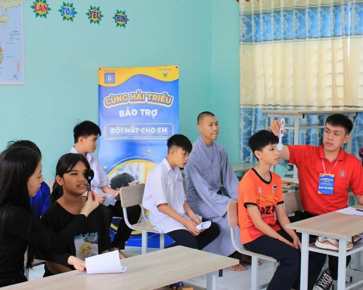 Các em nhỏ tại Mái Ấm Kim Chi được các anh chị tình nguyện viên đo mắt