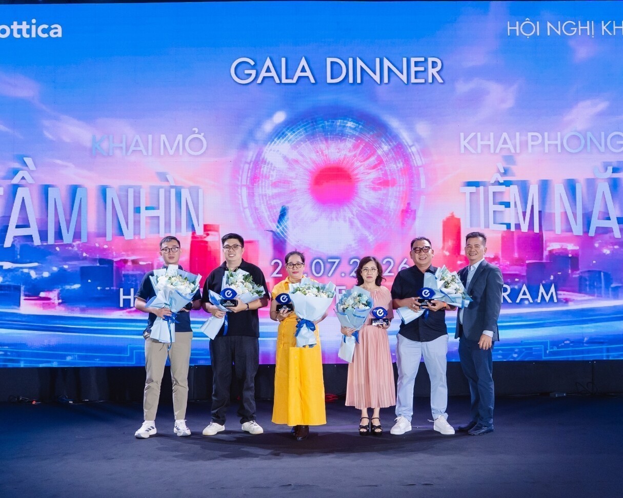 Kính Hải Triều nhận cúp TOP 5 doanh nghiệp tăng trưởng tròng kính vượt trội toàn quốc của EssilorLuxottica - Ảnh: 2