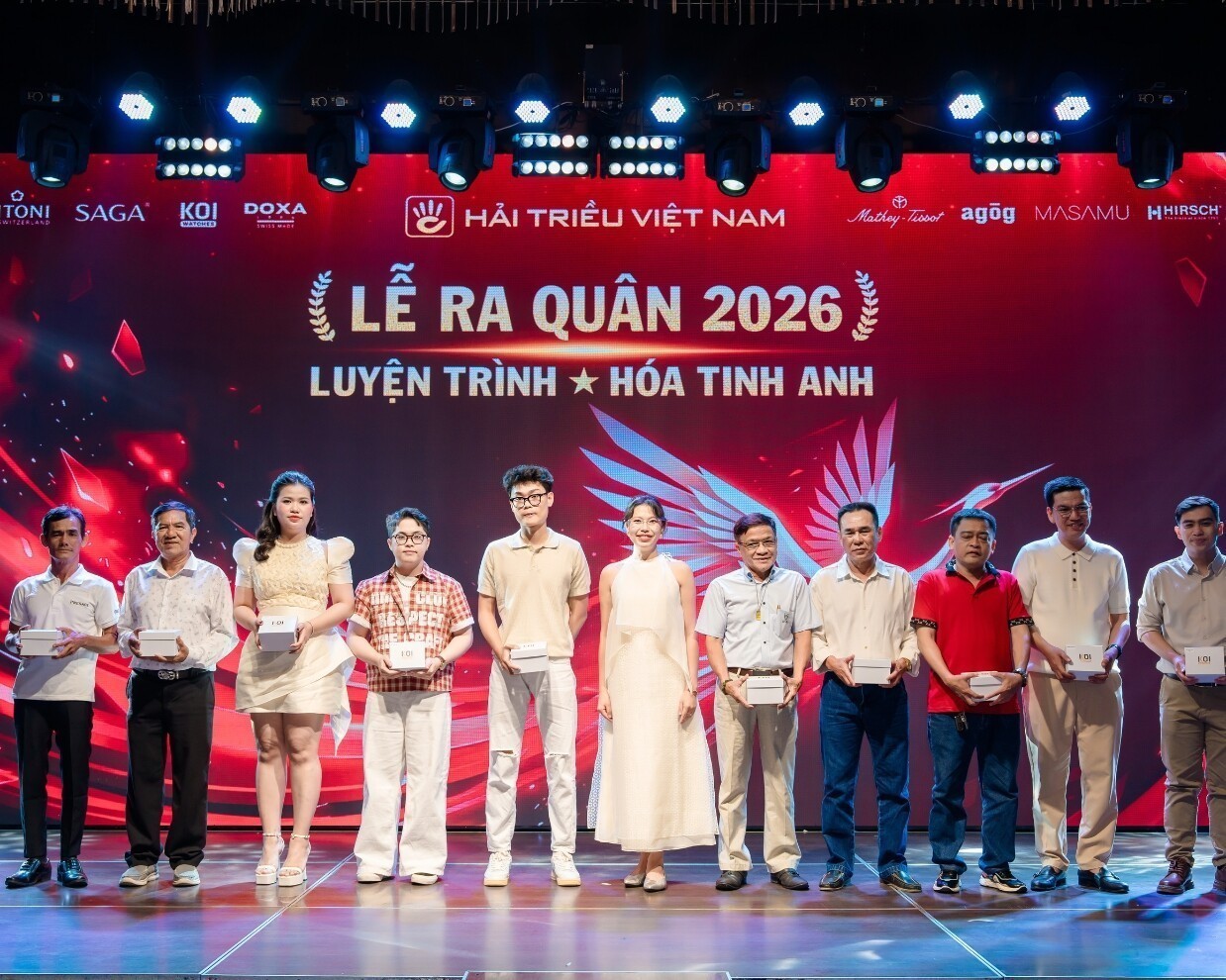 Các nhân sự nhận quà tặng đồng hồ khắc tên tại cột mốc làm việc 5 năm trong Lễ Ra Quân 2026