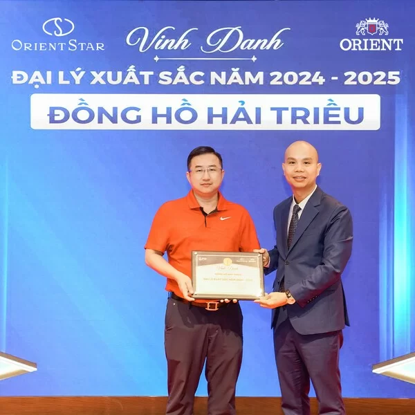 Ông Đặng Thanh Hải (bên trái), Giám đốc điều hành Đồng Hồ Hải Triều dự Hội nghị khách hàng thường niên “Chung Nhịp Phát Triển” và nhận chứng nhận từ Orient