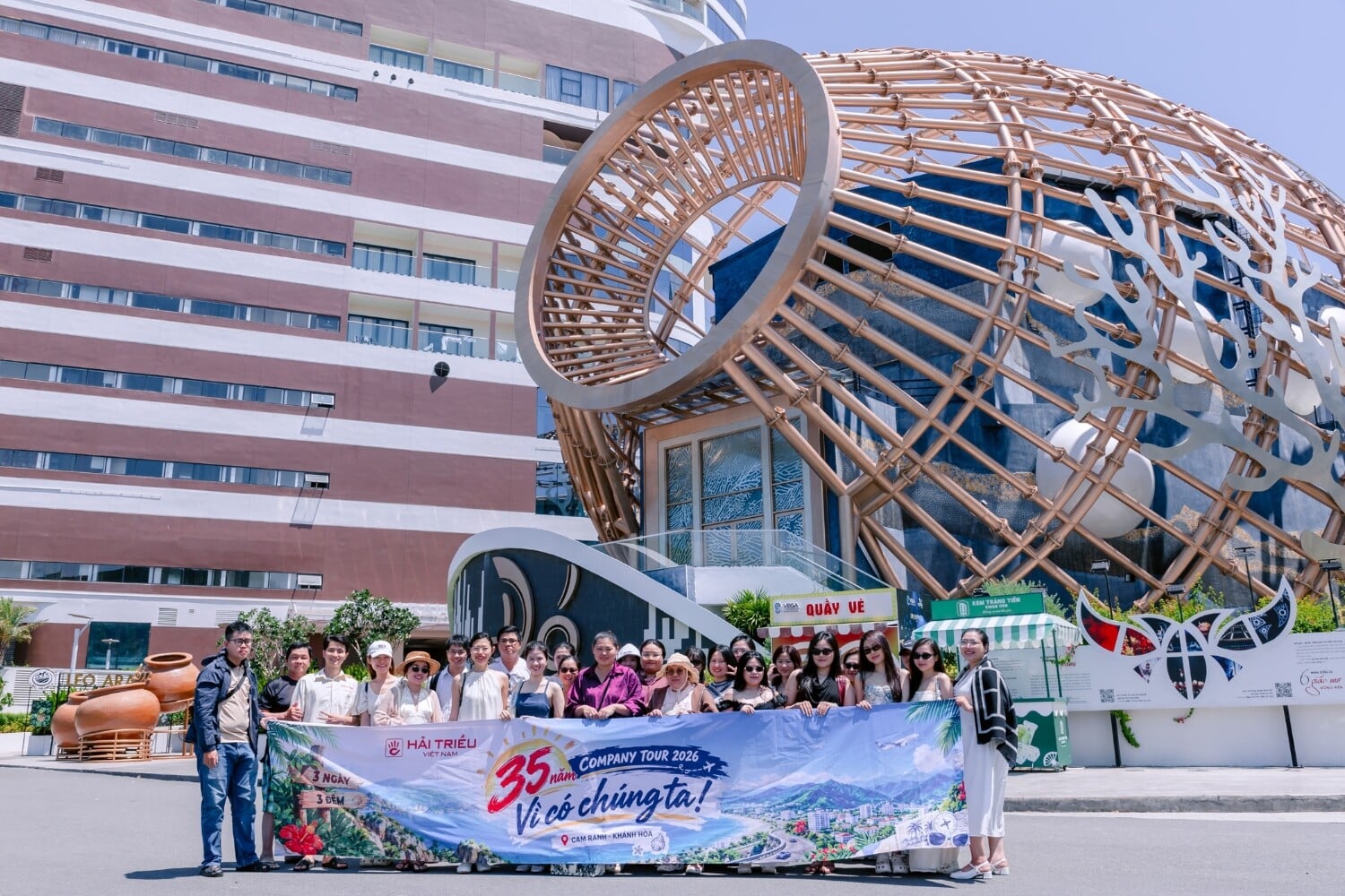 Team kế toán và mua hàng tham quan, chụp hình tại Nhà Hát Đó